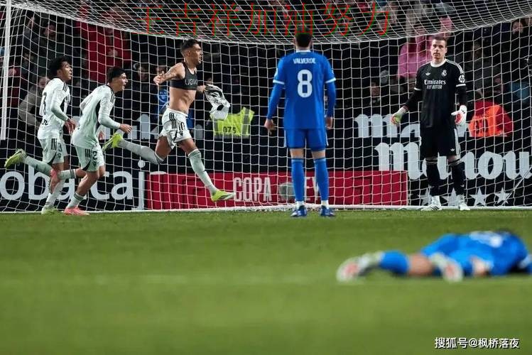 皇马在西甲中防线失误导致痛失好局 令主帅压力进一步上升 皇马在西甲中防线失误导致痛失好局 令主帅压力进一步上升